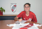 Martina Del Trecco firmando contrato con River.